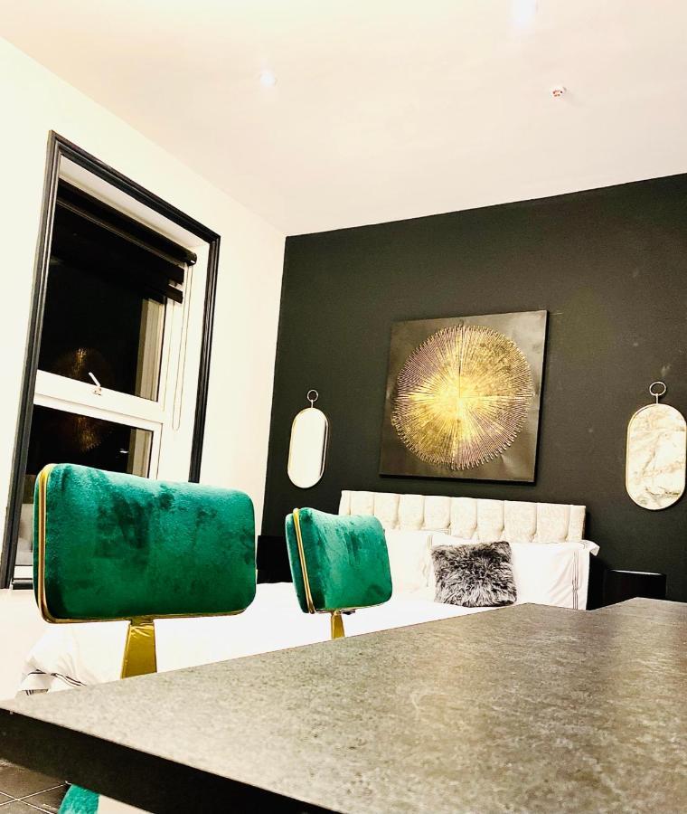 Duke And Duchess Apartments And Rooms - Private In Room Hot Tub Suites Londra Esterno foto