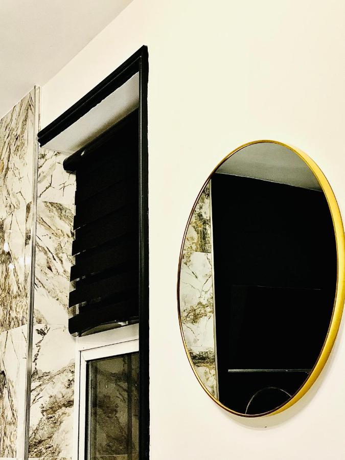 Duke And Duchess Apartments And Rooms - Private In Room Hot Tub Suites Londra Esterno foto