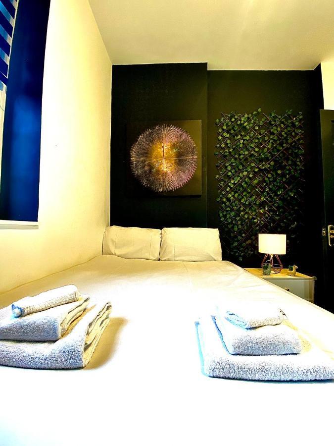 Duke And Duchess Apartments And Rooms - Private In Room Hot Tub Suites Londra Esterno foto