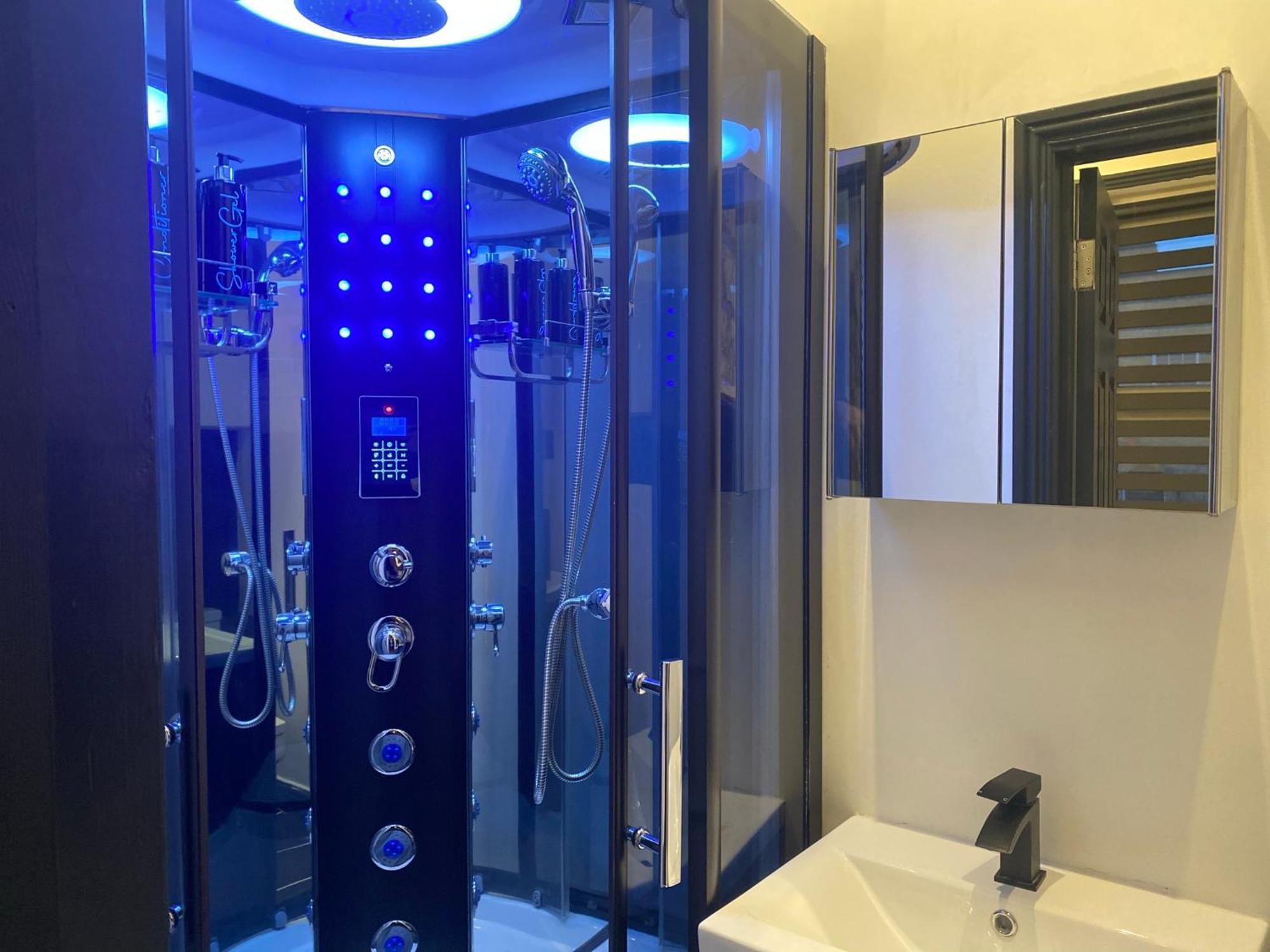 Duke And Duchess Apartments And Rooms - Private In Room Hot Tub Suites Londra Esterno foto