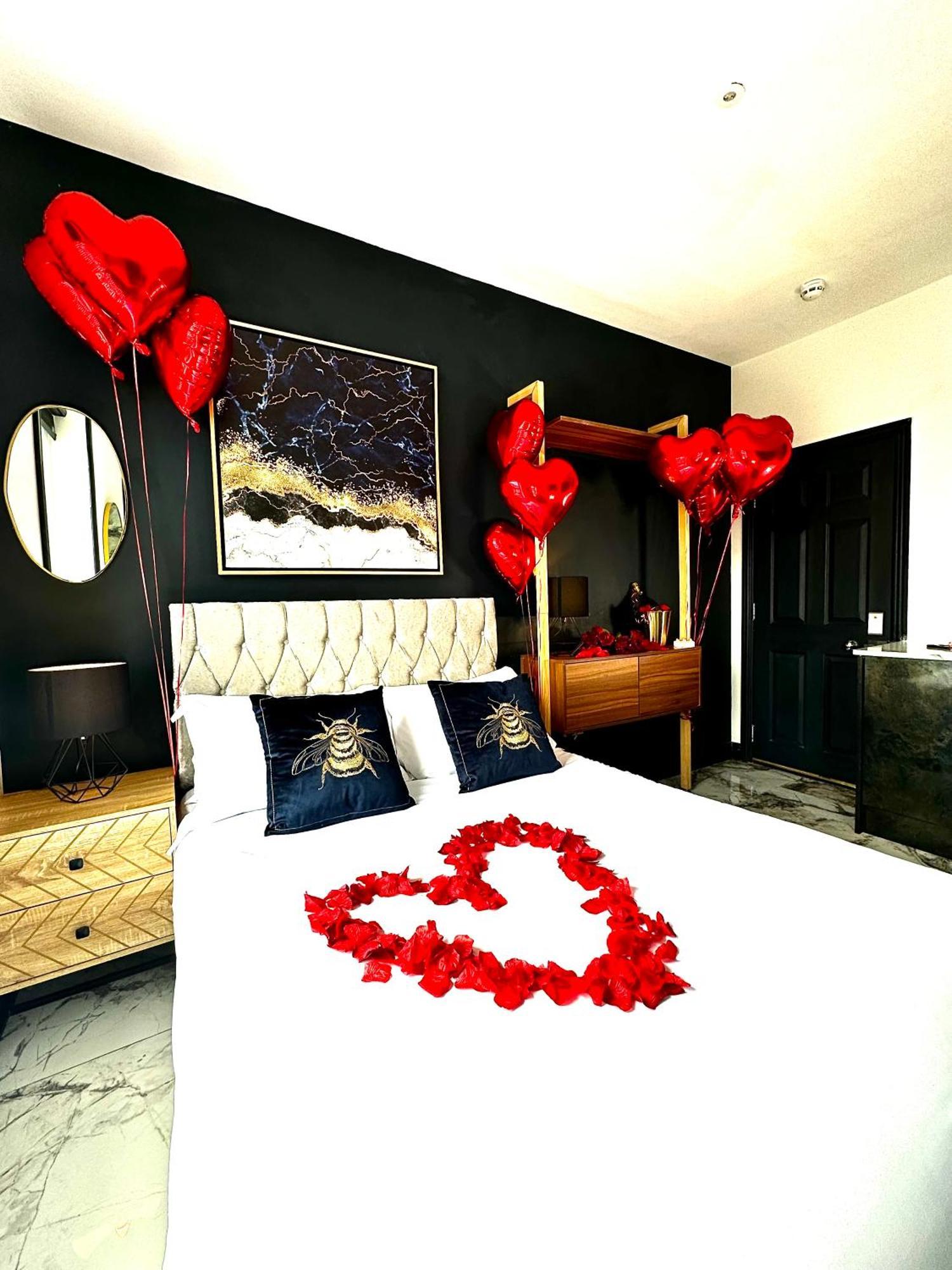 Duke And Duchess Apartments And Rooms - Private In Room Hot Tub Suites Londra Esterno foto