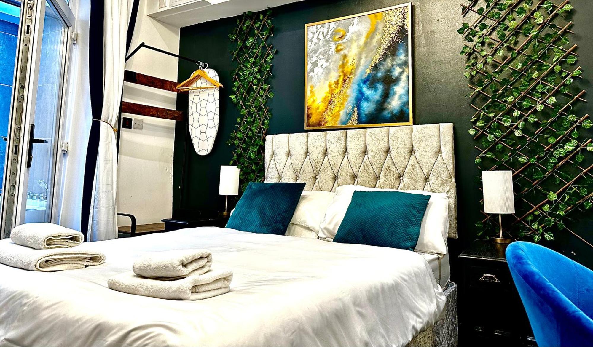 Duke And Duchess Apartments And Rooms - Private In Room Hot Tub Suites Londra Esterno foto