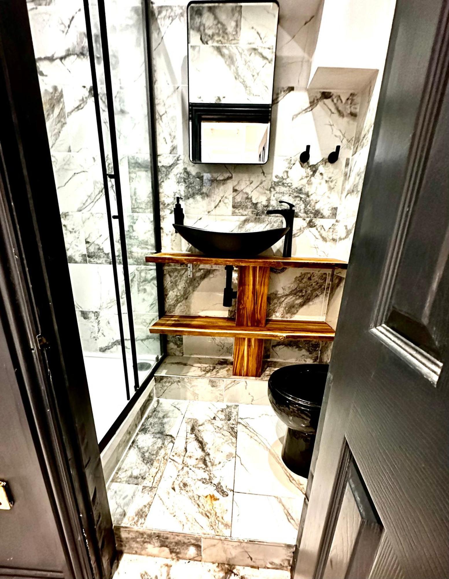 Duke And Duchess Apartments And Rooms - Private In Room Hot Tub Suites Londra Esterno foto