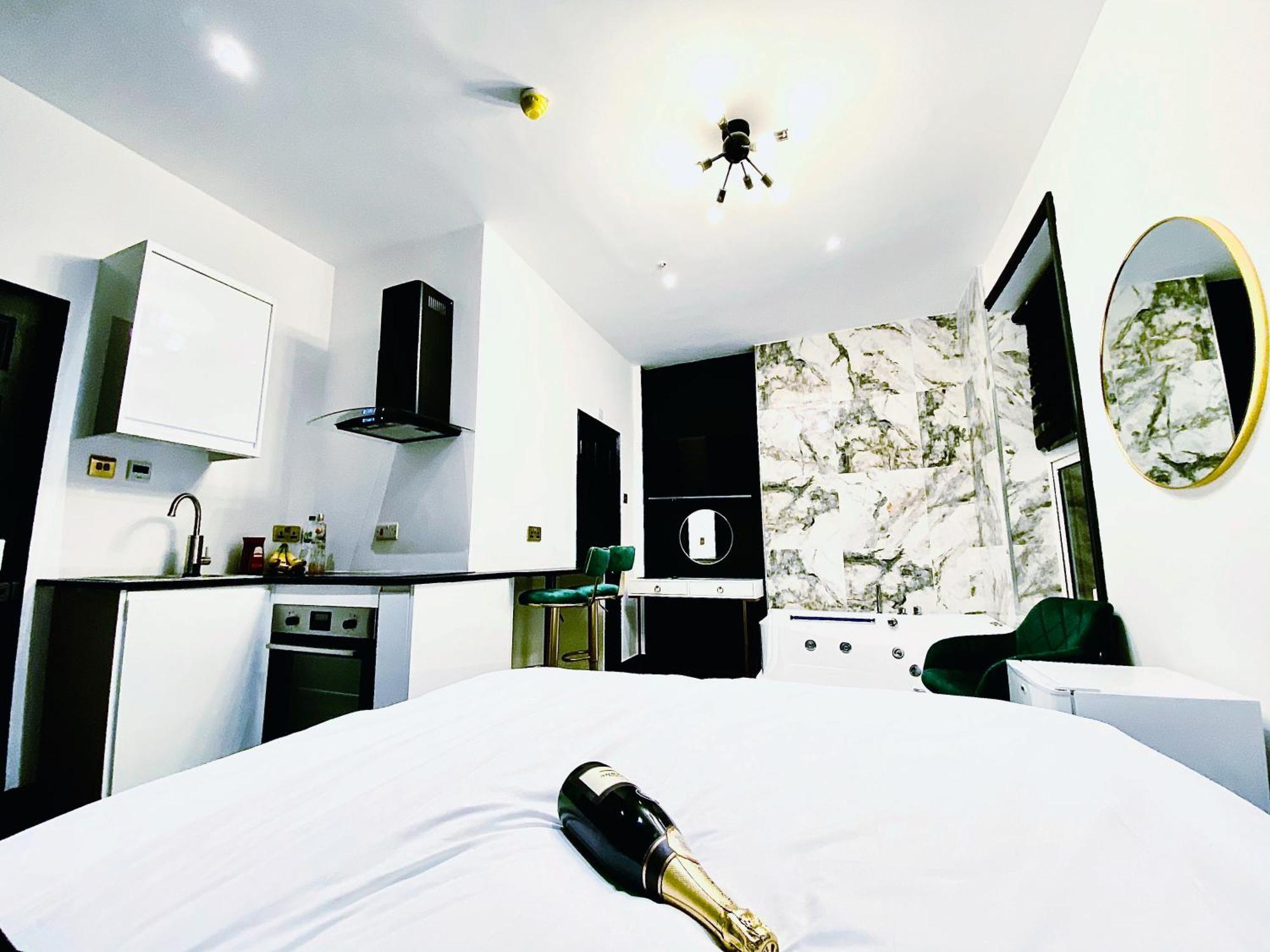 Duke And Duchess Apartments And Rooms - Private In Room Hot Tub Suites Londra Esterno foto
